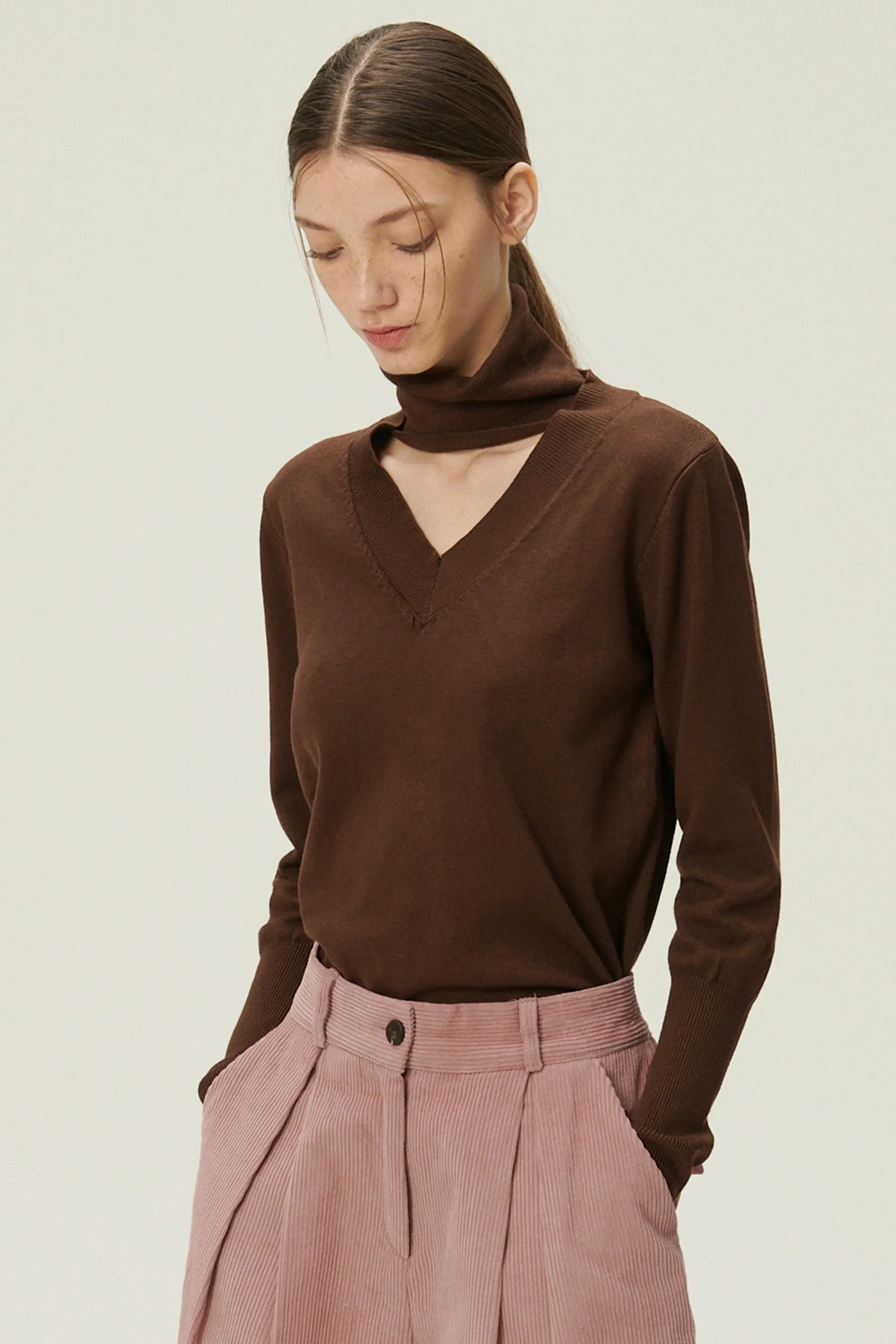 Ali Choker V-neck Knit Top
